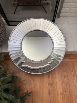 Round mirror