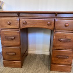 VINTAGE KNEE HOLE MAPLE DESK