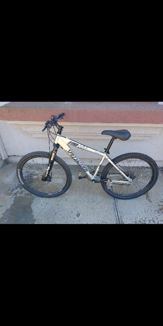 Specialized Hardrock Mountain Bike 26 Tires 15 Frame