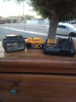 Like new condition DeWalt cordless 20 volt Max 22 inch hedge trimmer with or without DeWalt batteries and charger please read description on what opti