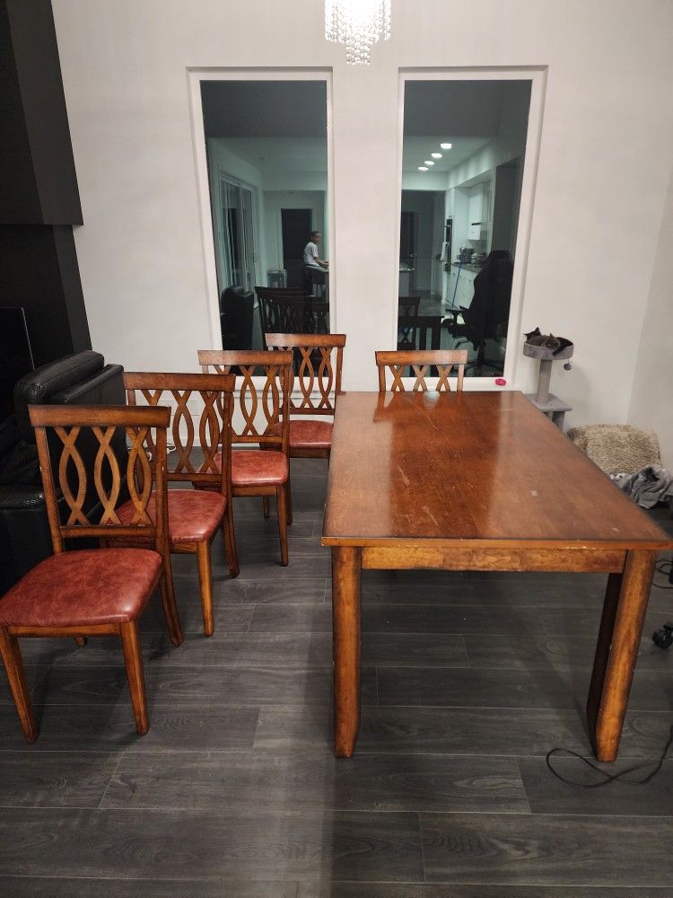 Beautiful Solid Wood Dinning Table & Chairs Set.