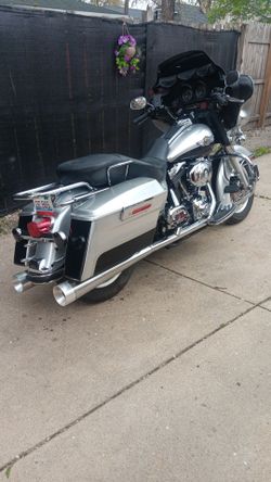 Vendo motocicleta harley davidson  2003 classic 100 aniversario en buenas conditioner con 100,000 millas todo funciona bien  un solo dueño