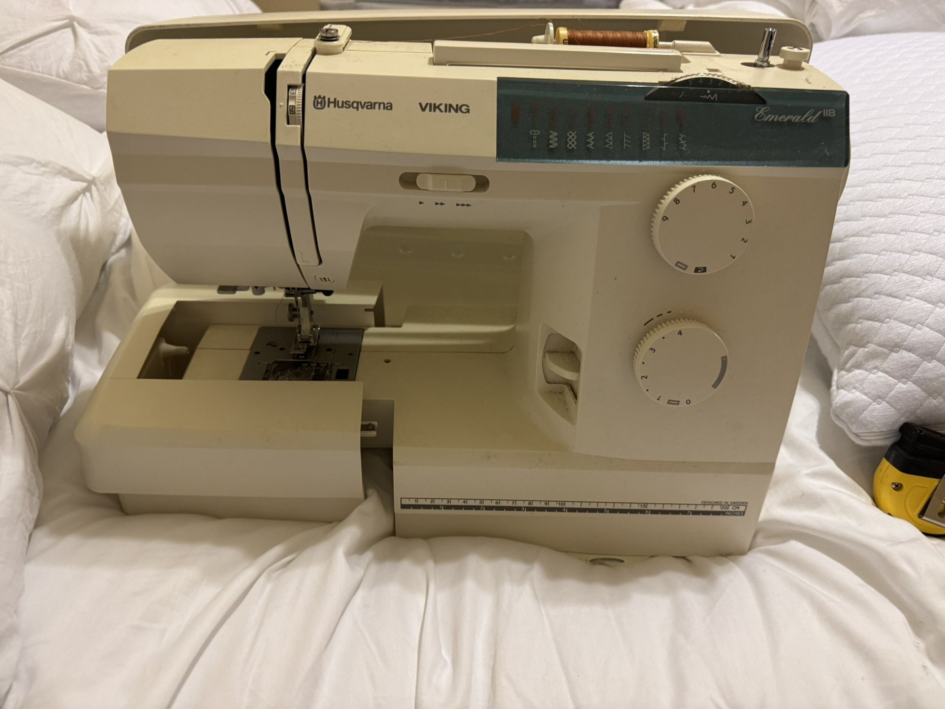 Husqvarna Viking Emerald 118 Sewing Machine