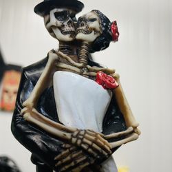 Wedding Skeleton Skull Bride & Groom Figurine
