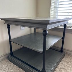 Kyler end Table by Greyleigh - Excellent condition - Gray