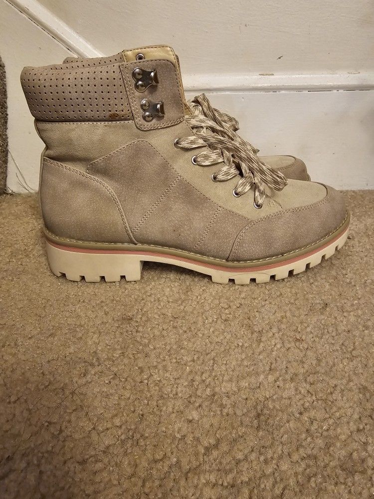 Women's Boots Size 8