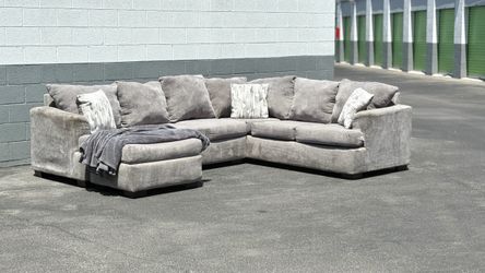 *delivery available* BROYHILL 3-PIECE REVERSIBLE CHAISE SECTIONAL