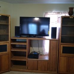 Large, Beautiful Oak,Made -To-Last Entertainment Center