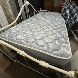 Day Bed Incluye Colchones Very Nice 2 Month Used 