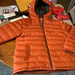 Mountain Hardwear Men’s XL Deloro Down Jacket, standard fit, no restrictions in movement, large hood, zipper front, no rips or issues.  Just had dry c