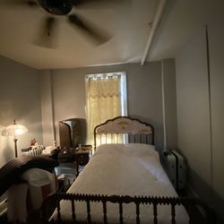 Vintage bed frame (full)