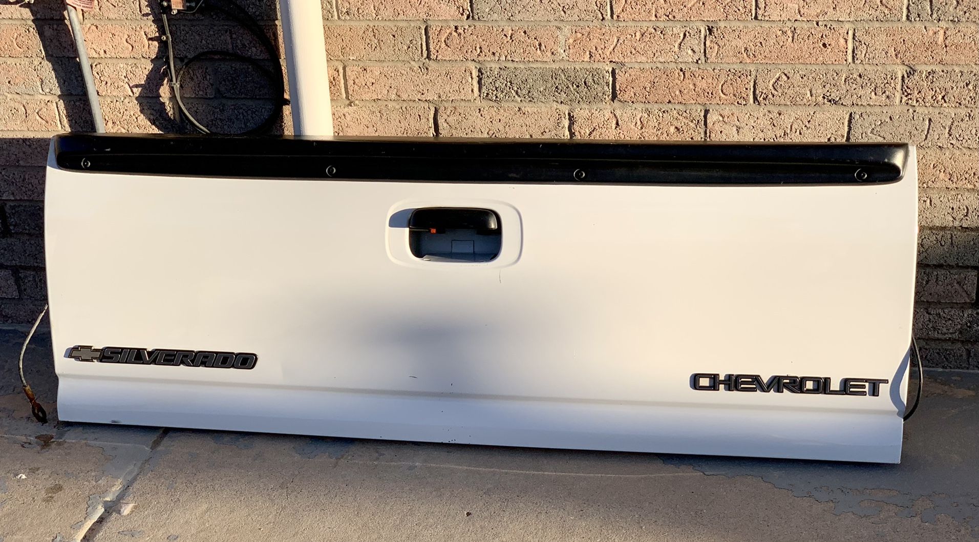 1999 thru 2006 Chevrolet Silverado Tailgate Excellent Condition Summit White