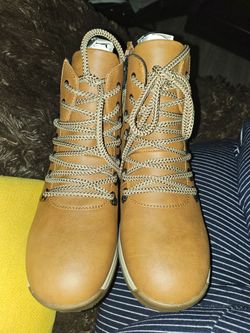 Sz 10 hiking boots NEW
