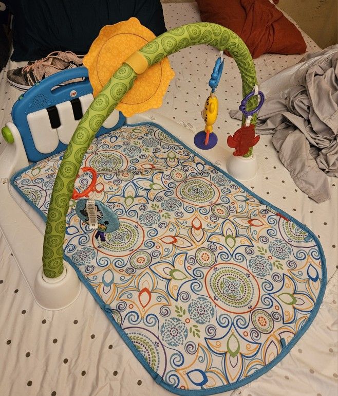 Fisher-Price Glow And Grow Kick & Play Gym Playmat with Learning Toy 