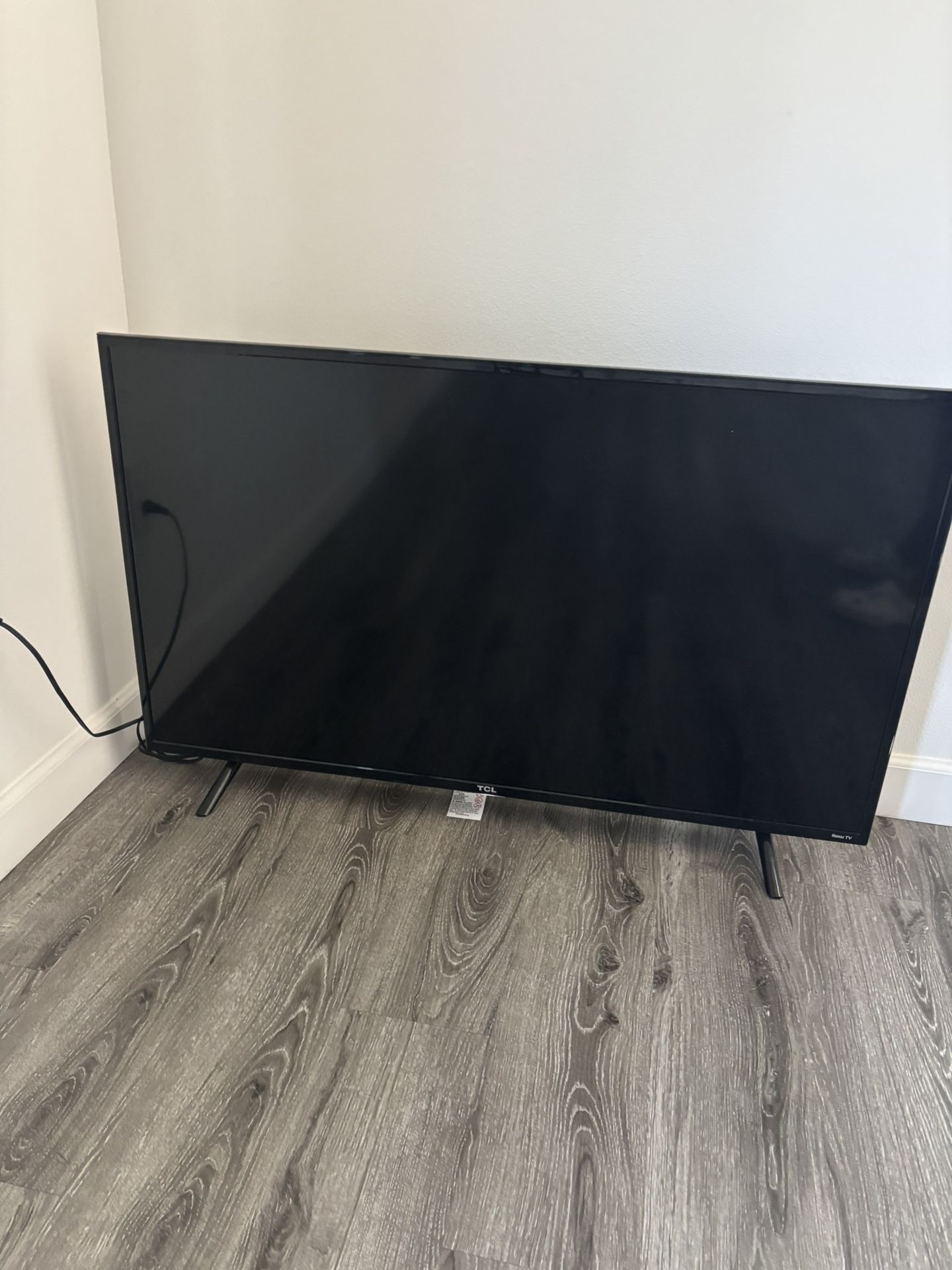 50” TCL ROKU TV IS IN GREAT CONDITION NO SCRATCHES OR DEFECTS AT ALL COME WITH A REMOTE & CONNECTING WIRES