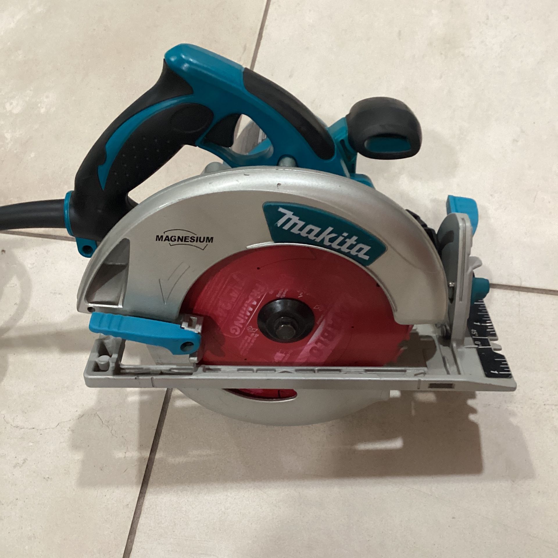 Makita 7- 1/4" Corded Lightweight Magnesium Circular Saw WithLED Light