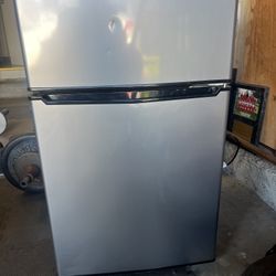 Mini Fridge-Whirlpool- WH31S1E