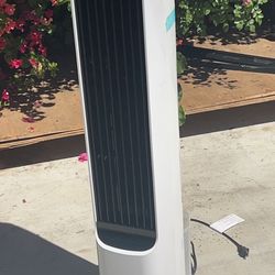 ❄️ No es solo ventilador — aire más fresco 💧 Agrega agua o hielo para mejor enfriamiento 🏠 Ideal para cuarto, oficina o espacios pequeños