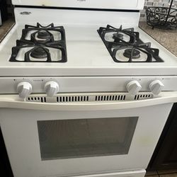 whirlpool gas stove in good working condition ( only one front burner needs to be turn on with matches) oven works great $150 firm ( can be pick up th