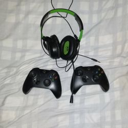 2 Wireless Xbox 1 Controlkers With Xbox 1 Headset. ( Only Used Acouple Times Like New)