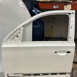 2016-2019-2020 Cadillac Escalade Front Door LH