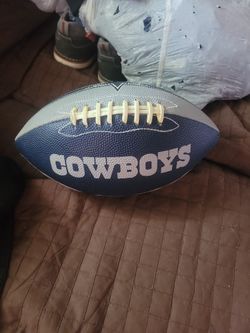 COWBOYS NFL 2010 FOOTBALL!!JUNIOR SIZE!