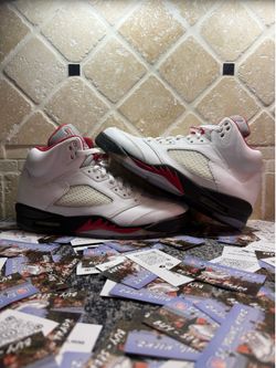 -Jordan 5 “Fire Red”  -Size 10.5M  -Og all  -Barley used  -Icy bottoms ❄️ -Shipping available