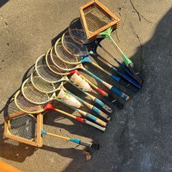 12 Badminton With Feathers And Two Protector 