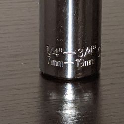 Universal socket, adjustable socket