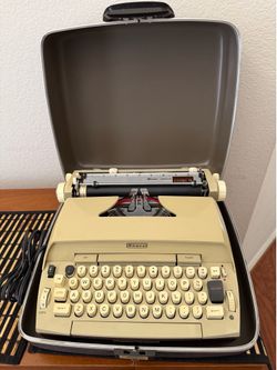 Sears Electric 10 Typewriter W/ Case in working condition