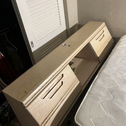 Queen Size Bed Headboard With Power Strip 🔌🔌🔌🔌🔌🔌