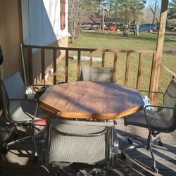 Table with 4 Rolling Chairs