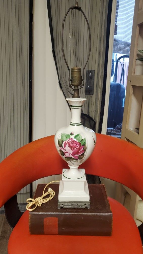 VINTAGE FLORAL TABLE LAMP