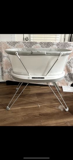 Fisher-Price Soothing View Bassinet (Like New) – White Noise/Sounds/Light