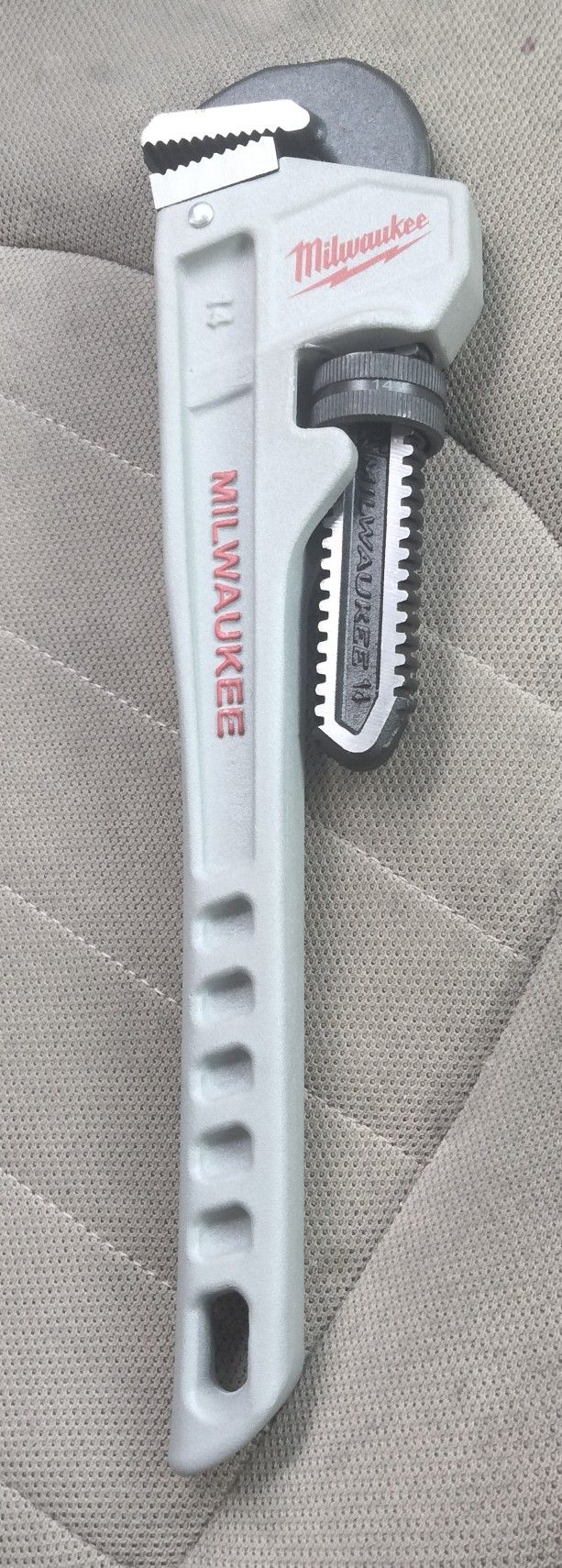 NEW Milwaukee 14" Pipe wrench