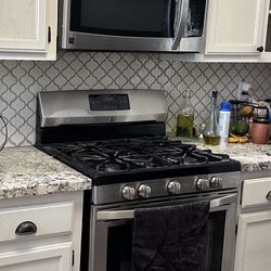 Kenmore Stove And Microwave 