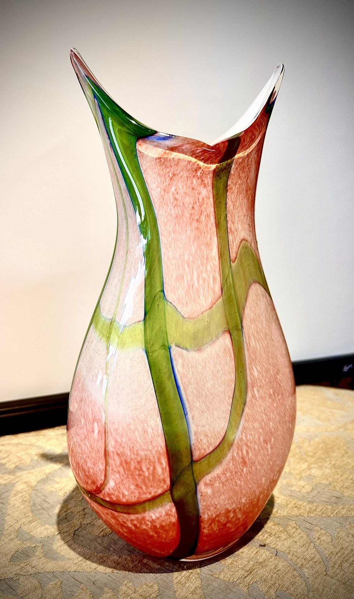 Beautiful Murano style vase, H14xL6xD3 inch Lbs 6.3. This is a top quality Murano like vase made of heavy glass Murano in excellent like new condition