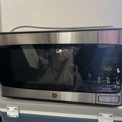 General Electric Microwave Like New