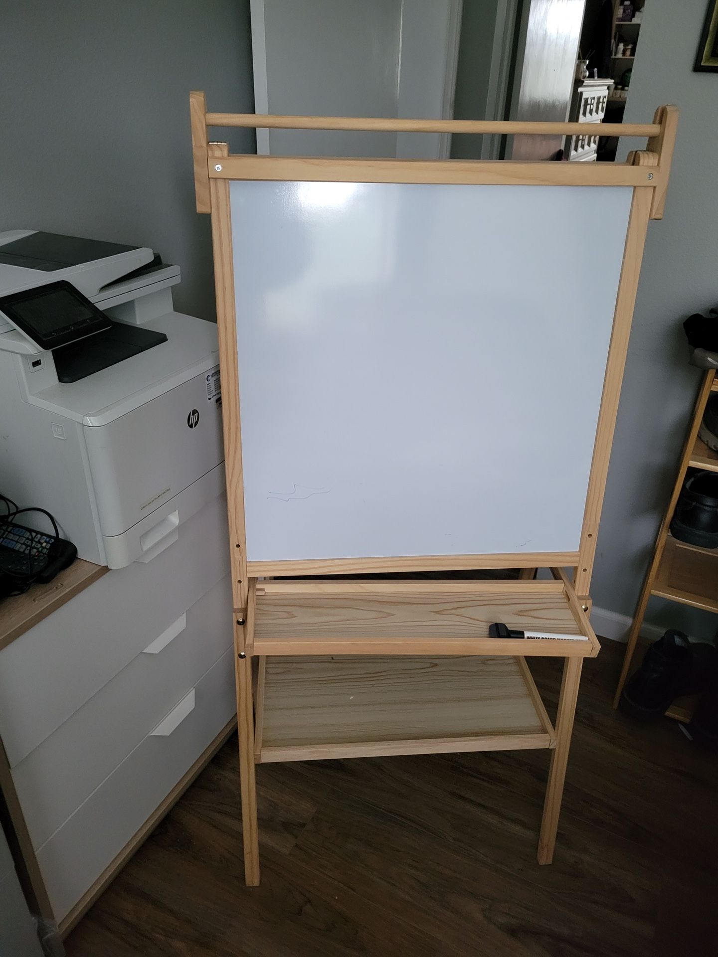 Free Easel. PENDING