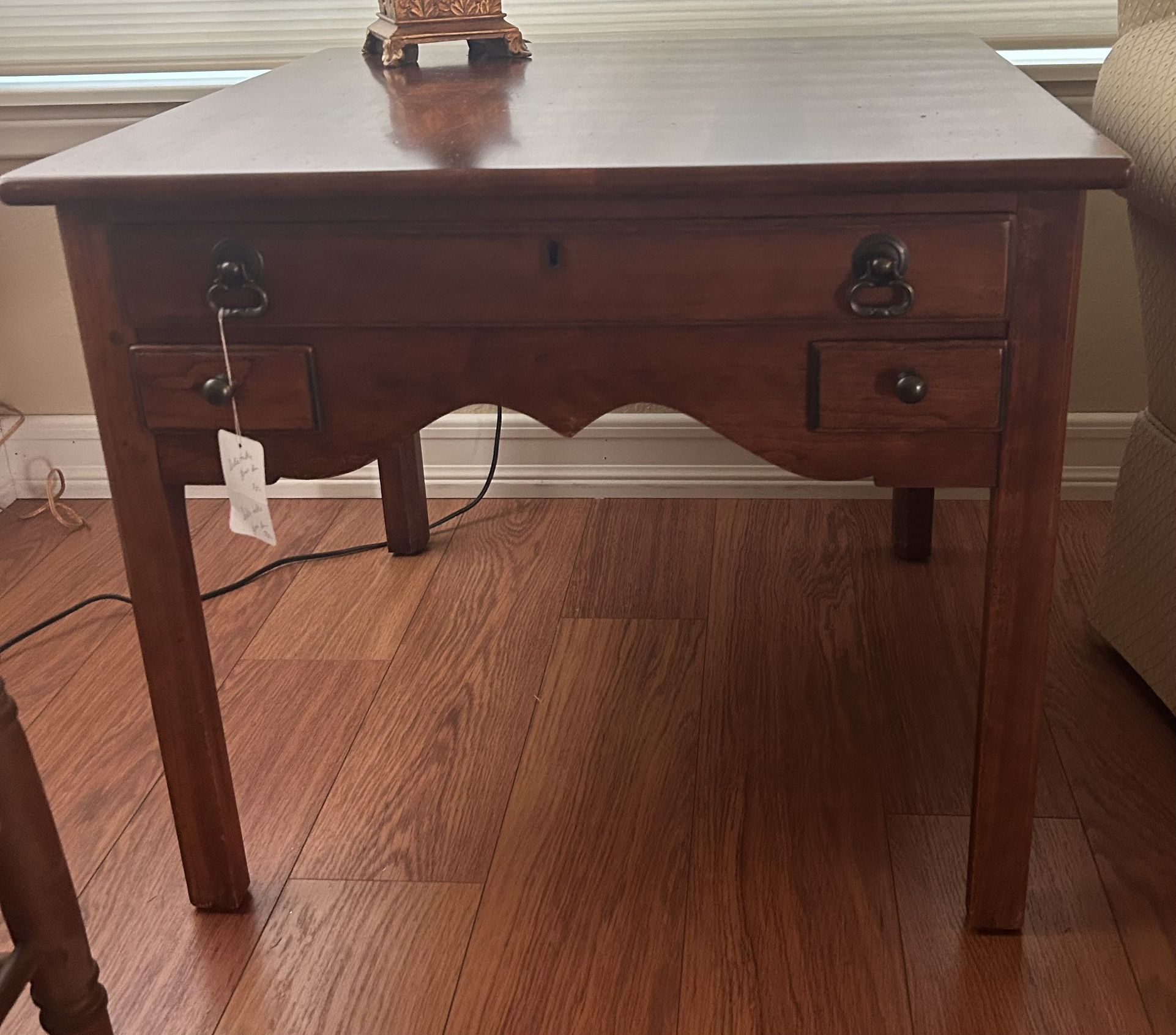 Beautiful End / Side Table