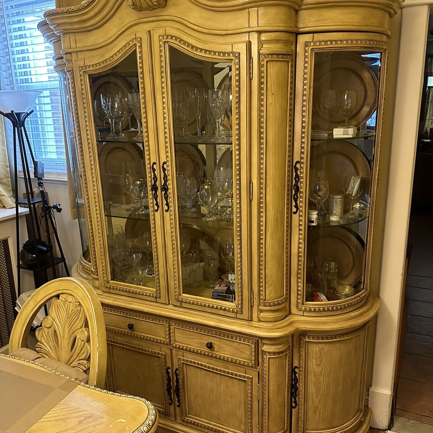 Dining Room China Closet & Table (6) Chairs 