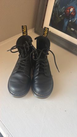 Kids size 1 us dr martens zip up lightly used
