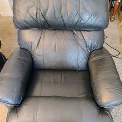 LEATHER LAZYBOY RECLINER/GREEN/BIG COMFORTABLE SEAT/ REASONABLE OFFERS CONSIDERED