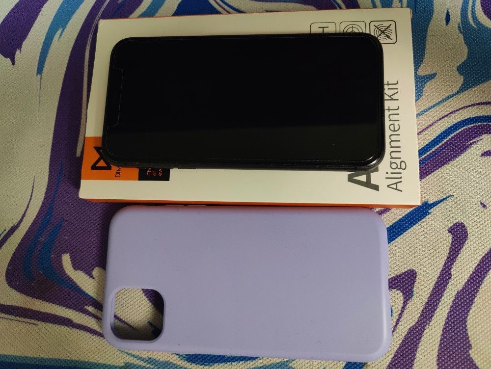 iPhone 11 - 64GB (UNLOCKED)