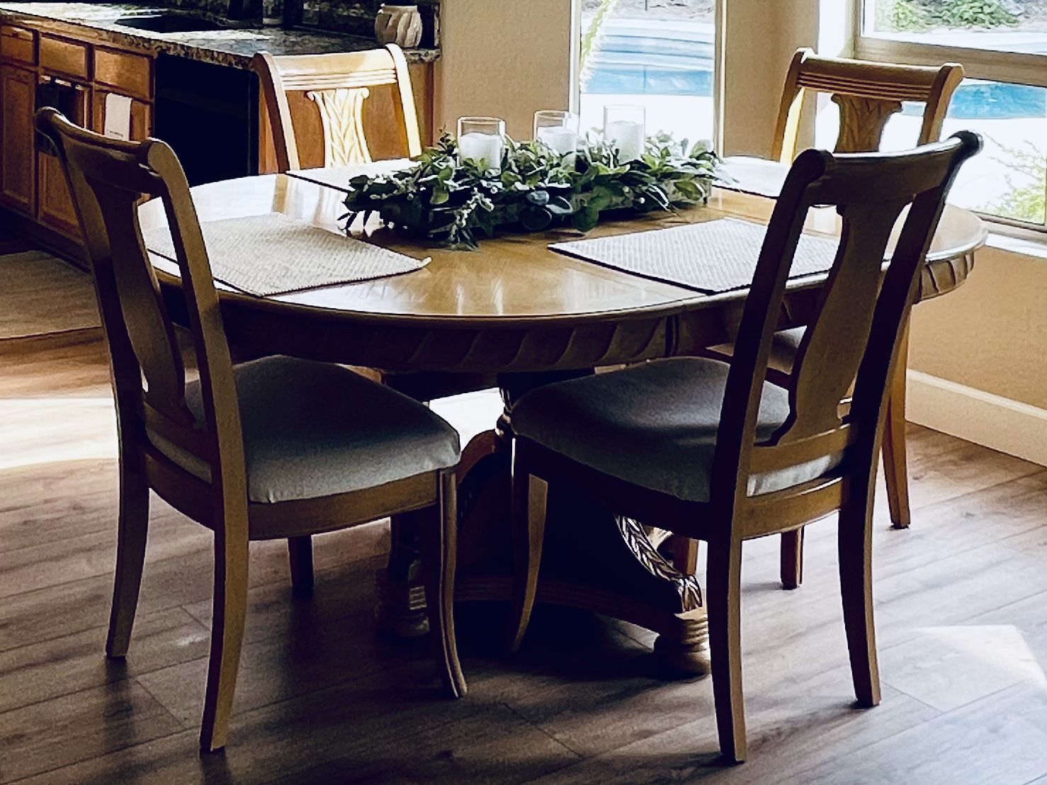 Pedestal Kitchen Table with 6 Chairs