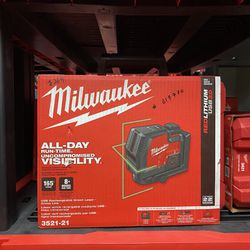 Milwaukee 100 ft. REDLITHIUM Lithium-Ion USB Green Rechargeable Cross Line Laser Level with Charger