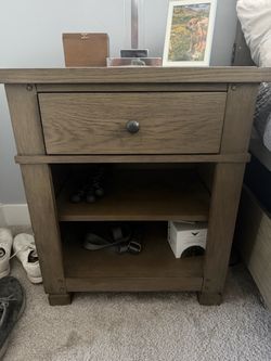 2 Nightstands