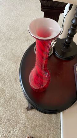 Elegant Red Glass Vase – Swirl Design