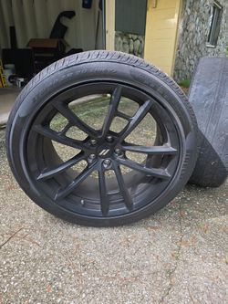 20-Inch Matte Black Wheel with 275/40 ZR20 rims