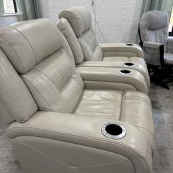 2 LEATHER ELECTRIC RECLINERS Beige 